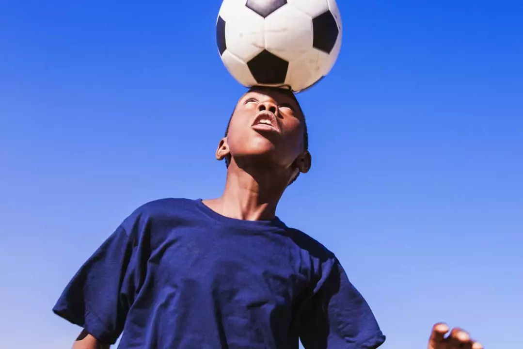Veroorzaakt het koppen van een voetbal hersenletsel?